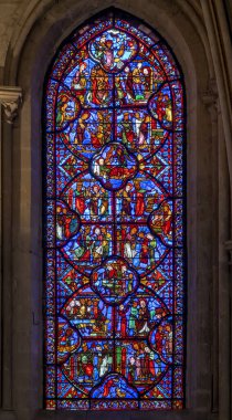 Bourges, Fransa - 10: 25 2025: Saint Stephen Katedrali. Başpiskopos Joseph 'in hayatını gösteren lekeli cam pencerenin detaylı görüntüsü