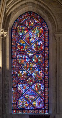 Bourges, Fransa - 10: 25 2025: Saint Stephen Katedrali. Başpiskopos Joseph 'in hayatını gösteren lekeli cam pencerenin detaylı görüntüsü