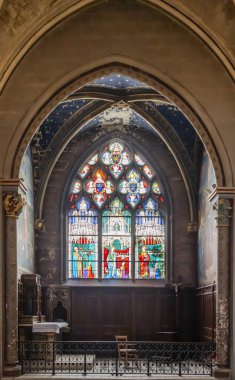 Bourges, Fransa - 10: 25 2025: Saint Stephen Katedrali. Saint Solange 'ın lekeli cam penceresinin detaylı görünümü