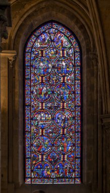 Bourges, Fransa - 10: 25 2025: Saint Stephen Katedrali. Aziz Thomas Efsanesi 'nin lekeli cam penceresinin detaylı görüntüsü