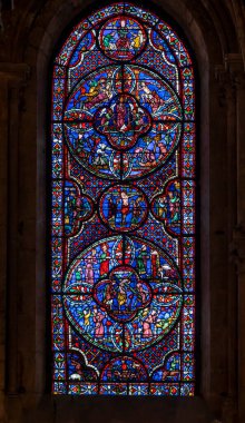 Bourges, Fransa - 10: 25 2025: Saint Stephen Katedrali. Yeni İttifak 'ın lekeli cam penceresinin ayrıntılı görünümü