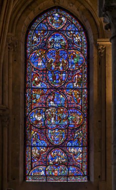 Bourges, Fransa - 10: 25 2025: Saint Stephen Katedrali. Yeni İttifak 'ın lekeli cam penceresinin ayrıntılı görünümü