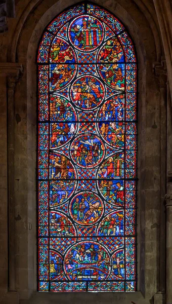 Bourges, Fransa - 10: 25 2025: Saint Stephen Katedrali. Aziz Stephen 'ın kutsal emanetinin keşfedilmesinin lekeli cam penceresinin detaylı görüntüsü