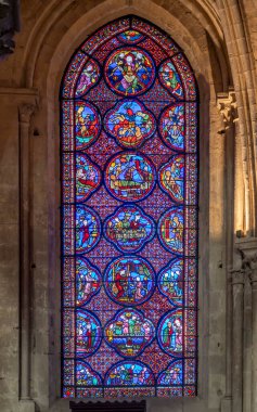 Bourges, Fransa - 10: 25 2025: Saint Stephen Katedrali. Lazarus ve Zengin Adam 'ın lekeli cam penceresinin detaylı görüntüsü