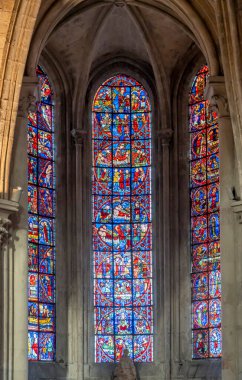 Bourges, Fransa - 10: 25 2025: Saint Stephen Katedrali. Lazarus ve Zengin Adam 'ın lekeli cam penceresinin detaylı görüntüsü