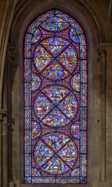 Bourges, Fransa - 10: 25 2025: Saint Stephen Katedrali. Lazarus ve Zengin Adam 'ın lekeli cam penceresinin detaylı görüntüsü