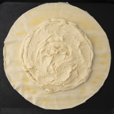 Ev yapımı frangipani kral pastası tarifi hazırlamak için adım adım