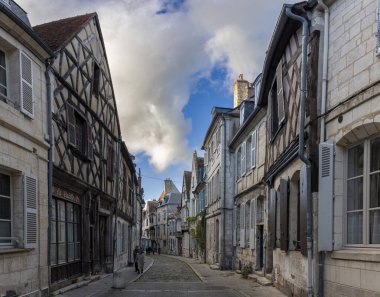 Bourges, Fransa - 10 25 2025 Bourbonnoux Caddesi. Yarı ahşap evleri ve kaldırımlı caddeleri olan tipik bir caddenin detaylı görüntüsü