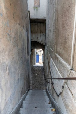Bourges, Fransa - 10: 25 2025 Mirebeau Merdiveni. Tipik kaldırımlı merdiven sokağının detaylı görüntüsü