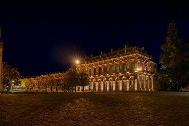Bourges, Fransa - 10: 25 2025: Saint Stephen Katedrali. Geceleri başpiskoposun Bourges Sarayı 'nın ön cephesinin panoramik görüntüsü