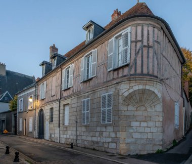 Bourges, Fransa - 10: 25 2025: Tipik yarı keresteli ve taş bir evin ayrıntılı görünümü