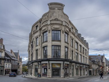 Bourges, Fransa - 10 25 2025: Aux Dames de France. Tipik bir taş evin detaylı görünümü