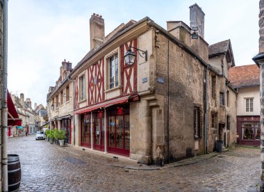 Semur-En-Auxois, Fransa - 10 21 2025: Buffon Caddesi. Eski bir ortaçağ yarım ahşap ev ve kaldırımlı sokak manzarası