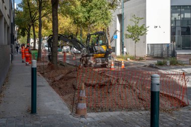 Gennevilliers, Fransa - 10 13 2025: Kaldırıma yeşillik eklemek için kullanılan kentsel inşaat aracının görüntüsü
