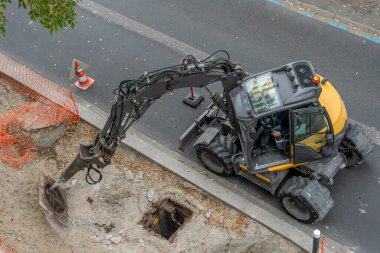 Gennevilliers, Fransa - 10 13 2025: Bir kentsel inşaat aracı, bir çöp kamyonu, kaldırıma yeşillik eklemek için kullanılır