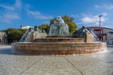 Paris, Fransa - 10 11 2025 La Villette Parkı. Mimar Pierre-Simon Girard 'ın tasarladığı donmuş suyla Aslan Çeşmesi manzarası