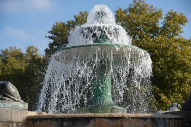 Paris, Fransa - 10 11 2025 La Villette Parkı. Mimar Pierre-Simon Girard 'ın tasarladığı donmuş suyla Aslan Çeşmesi' nin detaylı görüntüsü