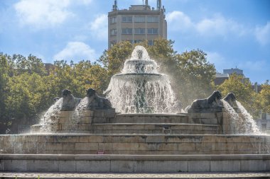 Paris, Fransa - 10 11 2025 La Villette Parkı. Mimar Pierre-Simon Girard 'ın tasarladığı arkadan ışıklandırmalı Lions Fountain manzarası