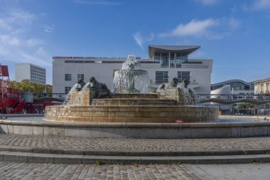 Paris, Fransa - 10 11 2025 La Villette Parkı. Mimar Pierre-Simon Girard 'ın tasarladığı arkadan ışıklandırmalı Lions Fountain manzarası