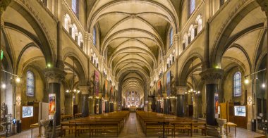 Paris, Fransa - 02 14 2026: Milletler Kilisesi 'nden Aziz Joseph. Saflık panoramik görünümü, vitray pencereli koridorlar ve arkada apse.