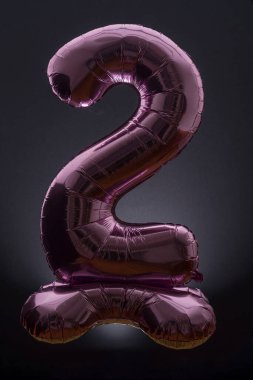 Durgun Hayat. İki numara şeklinde mor bir doğum günü balonu.