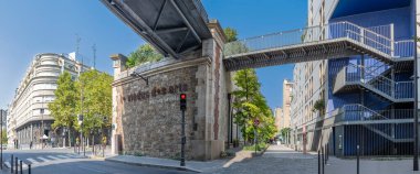 Paris, Fransa - 08: 15 2025: Yeşil koridor Rene Dumont. Grafik metalik merdiven ve Sanat Viyadük 'ünün panoramik görüntüsü