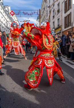 Paris, Fransa - 02 21 2022: Çin Yeni Yılı, Ateş Atı. Aubervilliers bölgesinde geleneksel dansla Ejderha Yılı için şenlikler