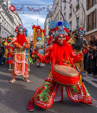 Paris, Fransa - 02 21 2022: Çin Yeni Yılı, Ateş Atı. Aubervilliers bölgesinde geleneksel dansla Ejderha Yılı için şenlikler