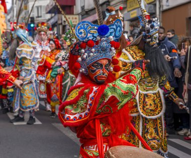 Paris, Fransa - 02 21 2022: Çin Yeni Yılı, Ateş Atı. Aubervilliers bölgesinde geleneksel dansla Ejderha Yılı için şenlikler