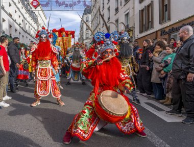 Paris, Fransa - 02 21 2022: Çin Yeni Yılı, Ateş Atı. Aubervilliers bölgesinde geleneksel dansla Ejderha Yılı için şenlikler