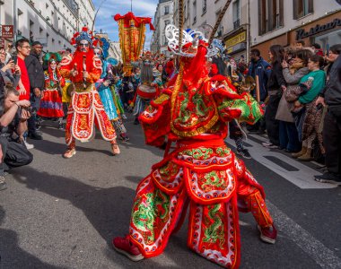 Paris, Fransa - 02 21 2022: Çin Yeni Yılı, Ateş Atı. Aubervilliers bölgesinde geleneksel dansla Ejderha Yılı için şenlikler