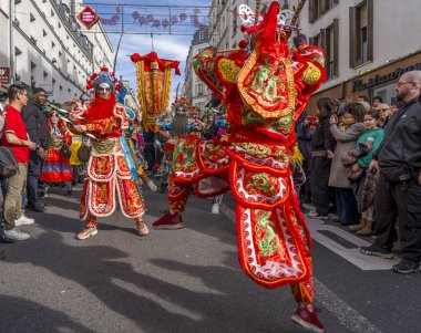 Paris, Fransa - 02 21 2022: Çin Yeni Yılı, Ateş Atı. Aubervilliers bölgesinde geleneksel dansla Ejderha Yılı için şenlikler