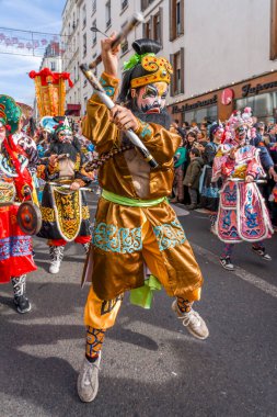 Paris, Fransa - 02 21 2022: Çin Yeni Yılı, Ateş Atı. Aubervilliers bölgesinde geleneksel dansla Ejderha Yılı için şenlikler