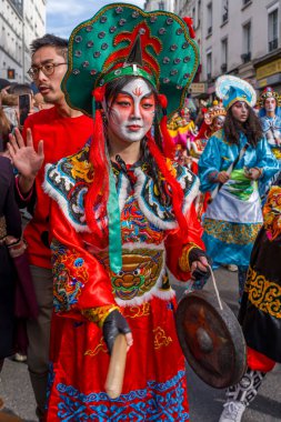 Paris, Fransa - 02 21 2022: Çin Yeni Yılı, Ateş Atı. Aubervilliers bölgesinde geleneksel dansla Ejderha Yılı için şenlikler