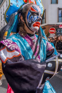 Paris, Fransa - 02 21 2022: Çin Yeni Yılı, Ateş Atı. Aubervilliers bölgesinde geleneksel dansla Ejderha Yılı için şenlikler