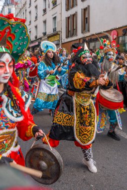 Paris, Fransa - 02 21 2022: Çin Yeni Yılı, Ateş Atı. Aubervilliers bölgesinde geleneksel dansla Ejderha Yılı için şenlikler