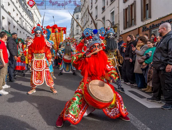 Paris, Fransa - 02 21 2022: Çin Yeni Yılı, Ateş Atı. Aubervilliers bölgesinde geleneksel dansla Ejderha Yılı için şenlikler