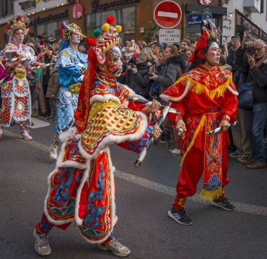 Paris, Fransa - 02 21 2022: Çin Yeni Yılı, Ateş Atı. Aubervilliers bölgesinde geleneksel dansla Ejderha Yılı için şenlikler