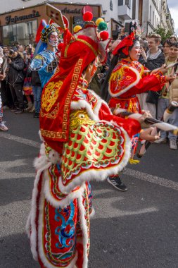 Paris, Fransa - 02 21 2022: Çin Yeni Yılı, Ateş Atı. Aubervilliers bölgesinde geleneksel dansla Ejderha Yılı için şenlikler