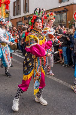Paris, Fransa - 02 21 2022: Çin Yeni Yılı, Ateş Atı. Aubervilliers bölgesinde geleneksel dansla Ejderha Yılı için şenlikler