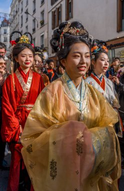 Paris, Fransa - 02 21 2022: Çin Yeni Yılı, Ateş Atı. Aubervilliers bölgesinde geleneksel dansla Ejderha Yılı için şenlikler