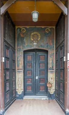 Paris, Fransa - 02: 21: 2026: Radonege Saint Serge Kilisesi 'nin ahşap ve taş cephesinin ayrıntılı görünümü