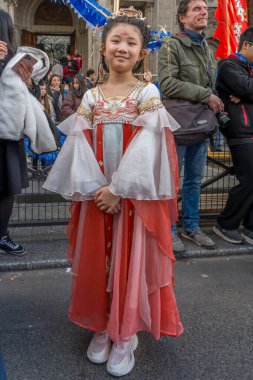 Paris, Fransa - 03 01 2026: Çin Yeni Yılı, Ateş Atı. Çin Yeni Yıl Geçidi sırasında Ateş Atı tabelası altında 13. cadde manzarası