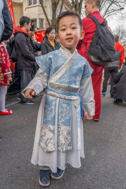 Paris, Fransa - 03 01 2026: Çin Yeni Yılı, Ateş Atı. Çin Yeni Yıl Geçidi sırasında Ateş Atı tabelası altında 13. cadde manzarası