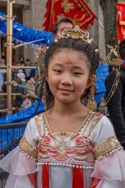 Paris, Fransa - 03 01 2026: Çin Yeni Yılı, Ateş Atı. Çin Yeni Yıl Geçidi sırasında Ateş Atı tabelası altında 13. cadde manzarası
