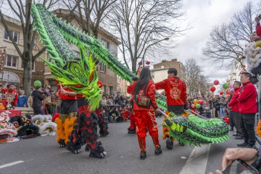 Paris, Fransa - 03 01 2026: Çin Yeni Yılı, Ateş Atı. Çin Yeni Yıl Geçidi sırasında Ateş Atı tabelası altında 13. cadde manzarası