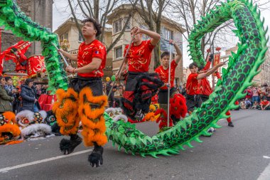Paris, Fransa - 03 01 2026: Çin Yeni Yılı, Ateş Atı. Çin Yeni Yıl Geçidi sırasında Ateş Atı tabelası altında 13. cadde manzarası