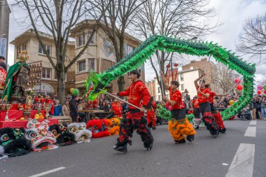 Paris, Fransa - 03 01 2026: Çin Yeni Yılı, Ateş Atı. Çin Yeni Yıl Geçidi sırasında Ateş Atı tabelası altında 13. cadde manzarası