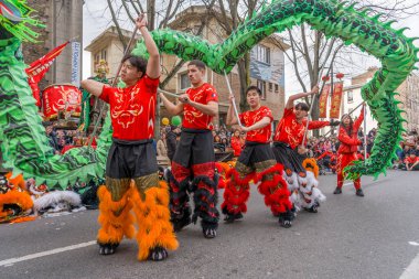 Paris, Fransa - 03 01 2026: Çin Yeni Yılı, Ateş Atı. Çin Yeni Yıl Geçidi sırasında Ateş Atı tabelası altında 13. cadde manzarası