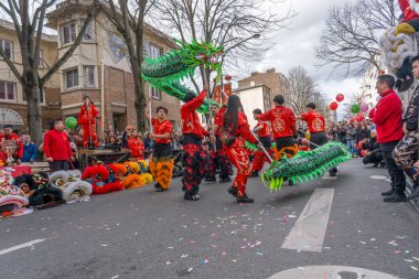 Paris, Fransa - 03 01 2026: Çin Yeni Yılı, Ateş Atı. Çin Yeni Yıl Geçidi sırasında Ateş Atı tabelası altında 13. cadde manzarası